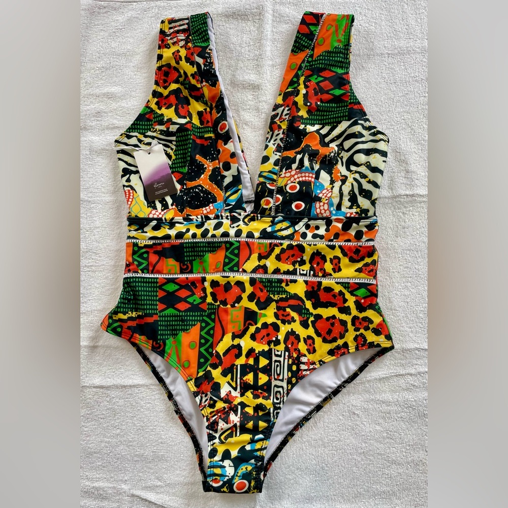 NWT Averie one piece swimsuit size XXL. Cute bold print!
